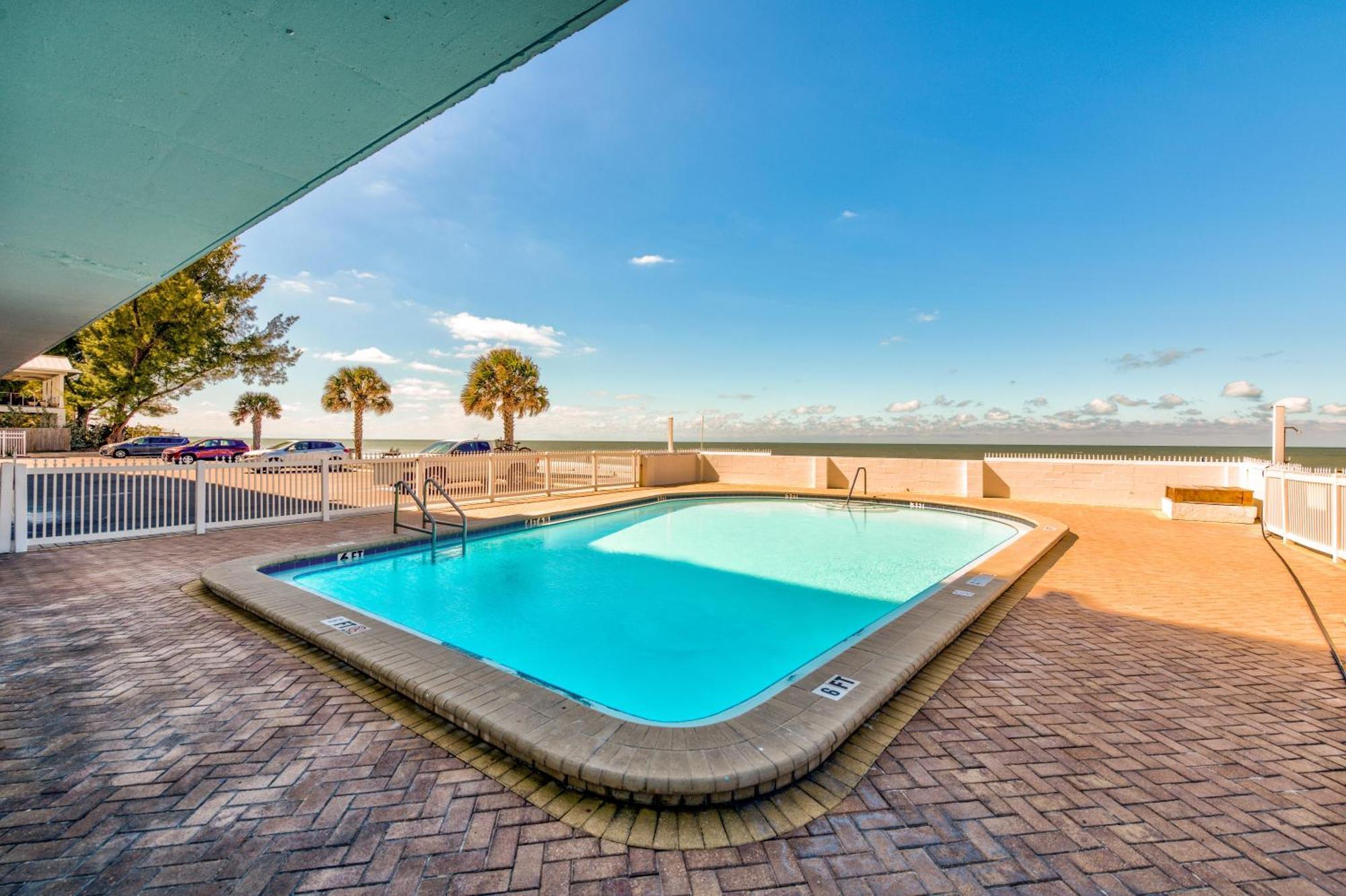 Sunset Chateau 409 St. Pete Beach Exterior foto